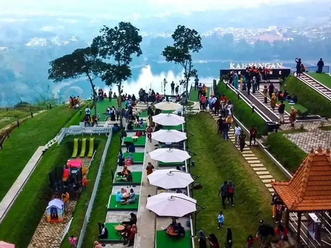 Eksotisme Dataran Tinggi Dieng Plateau